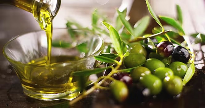 Huile d'olive Jawadi Oléa versée